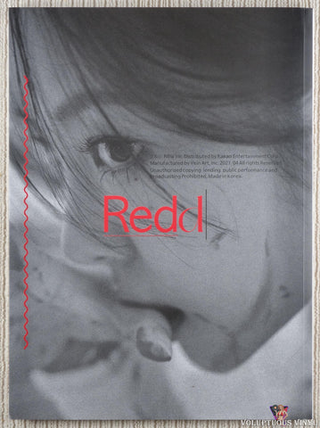 Whee In – Redd CD back cover photobook